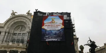 Greenpeace despliega manta en Bellas Artes contra parque de Royal Caribbean en Mahahual