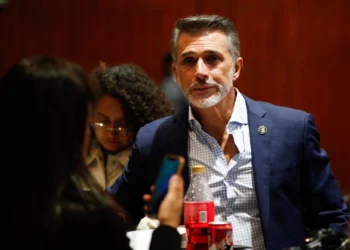 Sergio Mayer presenta su renuncia “irrevocable” a Morena tras críticas por participar en reality show
