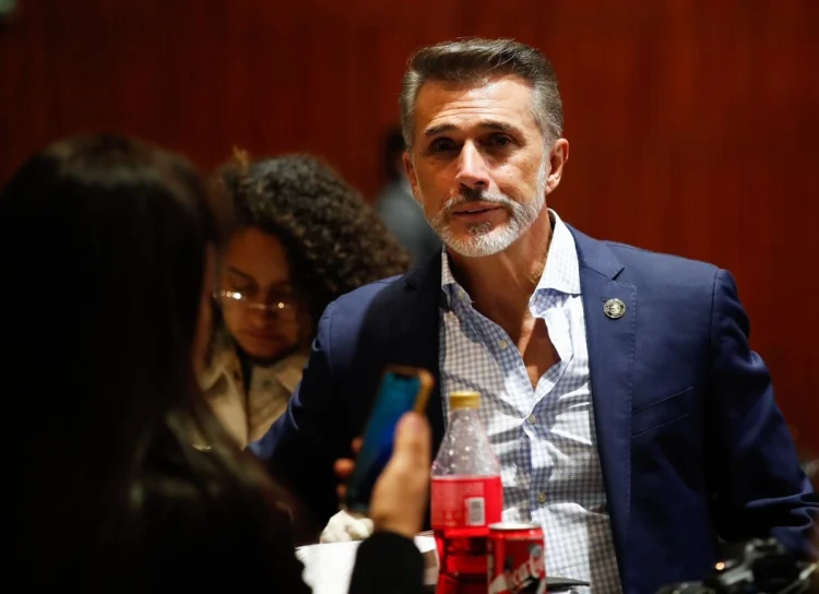 Sergio Mayer presenta su renuncia “irrevocable” a Morena tras críticas por participar en reality show