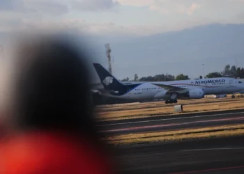 Sindicato de sobrecargos emplaza a huelga a Aeroméxico; estallaría el 1 de junio