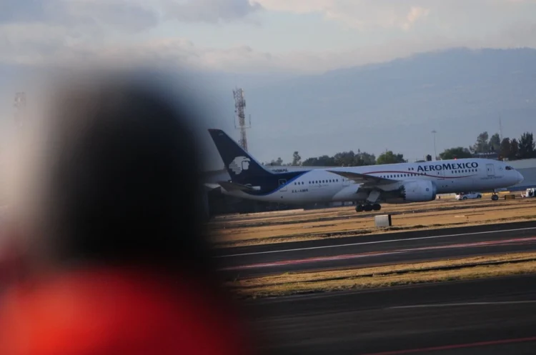 Sindicato de sobrecargos emplaza a huelga a Aeroméxico; estallaría el 1 de junio