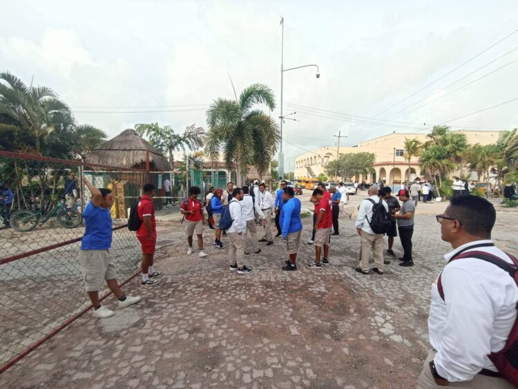 Trabajadores bloquean acceso a Puerto Costa Maya, por falta de reparto de utilidades