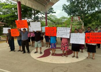 Protestan familias de Vicente Guerrero por falta de maestro en telebachillerato