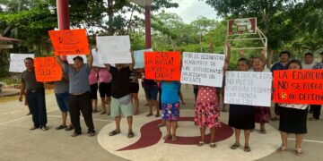 Protestan familias de Vicente Guerrero por falta de maestro en telebachillerato