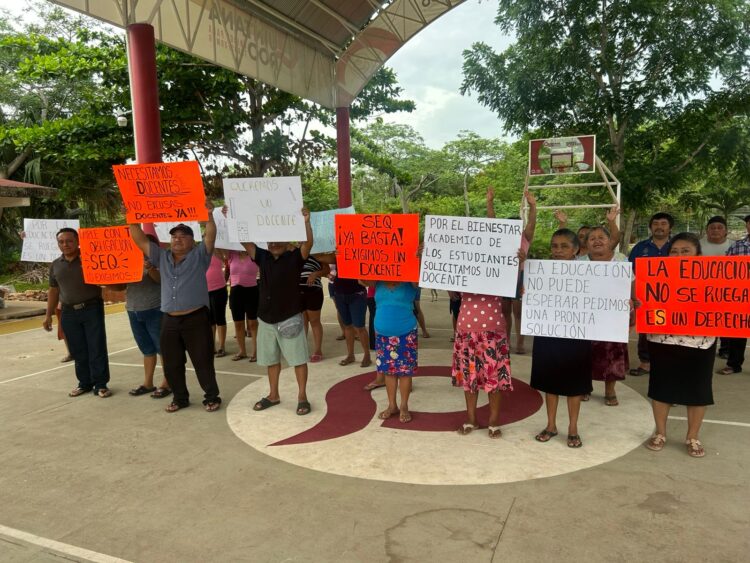 Protestan familias de Vicente Guerrero por falta de maestro en telebachillerato
