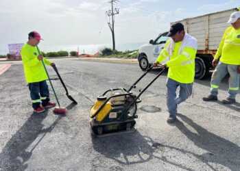Gobierno de Isla Mujeres refuerza trabajos de bacheo para mejorar la seguridad vial