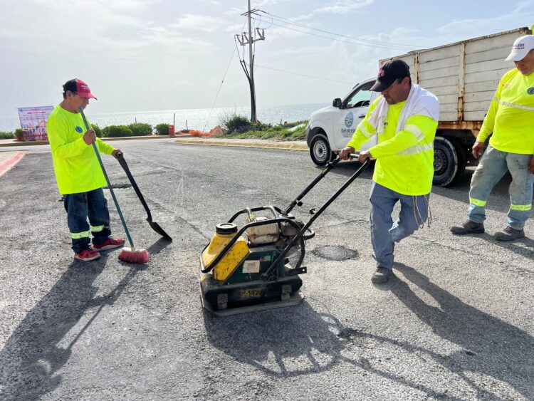 Gobierno de Isla Mujeres refuerza trabajos de bacheo para mejorar la seguridad vial