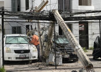 Camión de Autocar derriba postes en Cancún