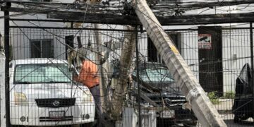 Camión de Autocar derriba postes en Cancún