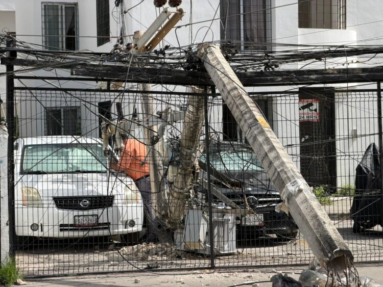 Camión de Autocar derriba postes en Cancún