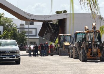 Colapsa pórtico de Residencial Aqua en Cancún; hay 1 muerto y 6 heridos