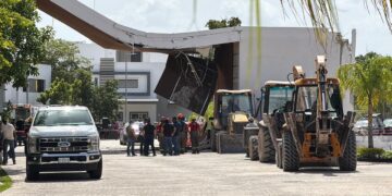 Colapsa pórtico de Residencial Aqua en Cancún; hay 1 muerto y 6 heridos