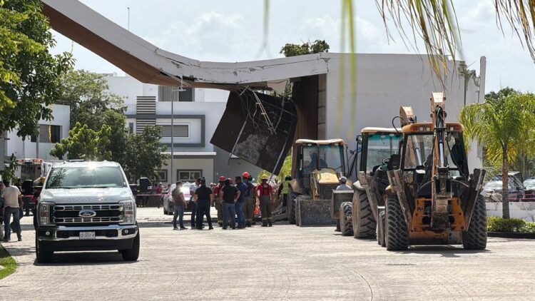 Colapsa pórtico de Residencial Aqua en Cancún; hay 1 muerto y 6 heridos