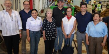 Blanca Merari y Alicia Bárcena supervisan arribo de sargazo en Puerto Morelos