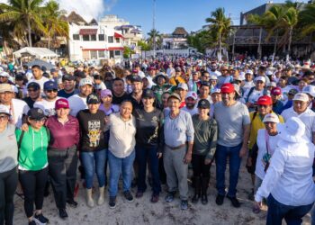 Más de 2 mil personas acompañan a Estefanía Mercado en mega brigada para hacer frente al sargazo
