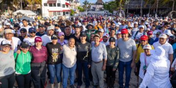 Más de 2 mil personas acompañan a Estefanía Mercado en mega brigada para hacer frente al sargazo