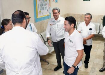Renán Sánchez Tajonar respalda acciones para fortalecer la atención médica en Cozumel.