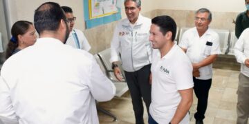 Renán Sánchez Tajonar respalda acciones para fortalecer la atención médica en Cozumel.