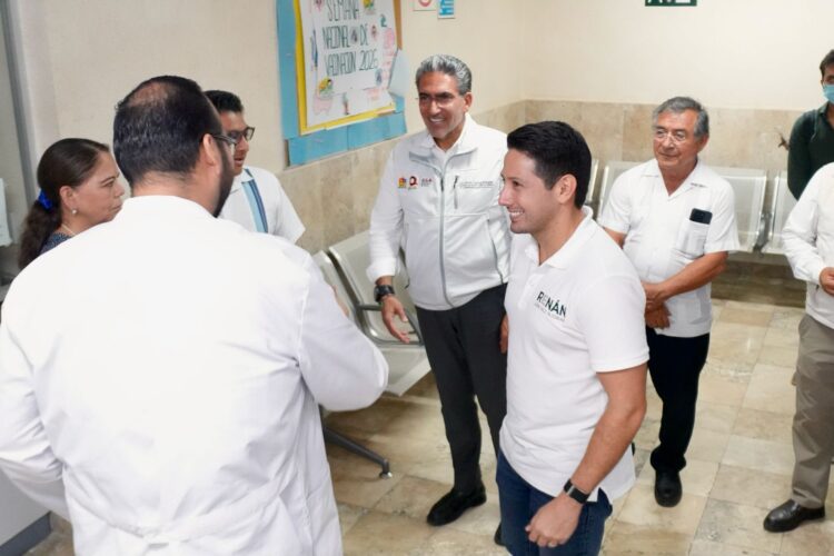 Renán Sánchez Tajonar respalda acciones para fortalecer la atención médica en Cozumel.