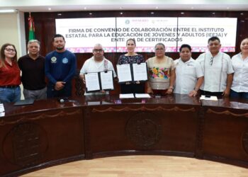Atenea Gómez fortalece la educación en Isla Mujeres con firma de convenio con el IEEJA y entrega de certificados