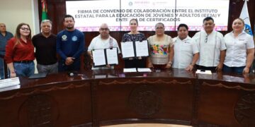 Atenea Gómez fortalece la educación en Isla Mujeres con firma de convenio con el IEEJA y entrega de certificados