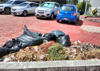 Abundan basura y motos en Palacio del Gobierno del Estado en Cancún