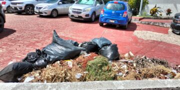 Abundan basura y motos en Palacio del Gobierno del Estado en Cancún