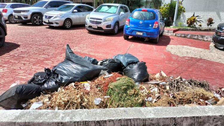 Abundan basura y motos en Palacio del Gobierno del Estado en Cancún
