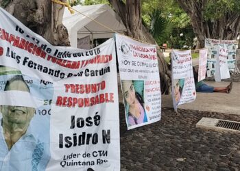 Ignoran jueces plantón en aeropuerto de Cancún, que cumple tres días