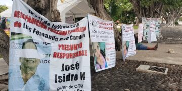 Ignoran jueces plantón en aeropuerto de Cancún, que cumple tres días