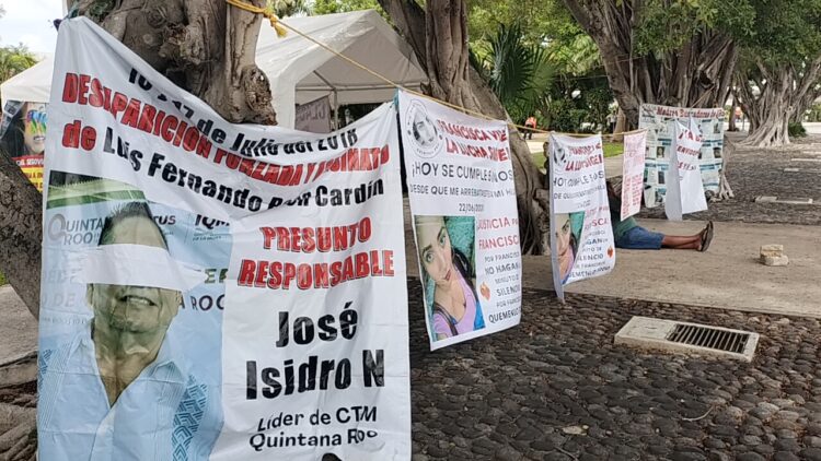 Ignoran jueces plantón en aeropuerto de Cancún, que cumple tres días