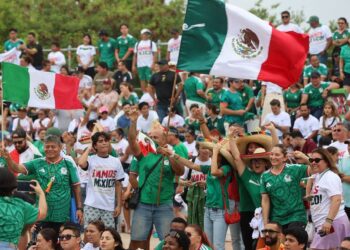 Festejan aficionados victoria de México en el Fut Fest de Cancún