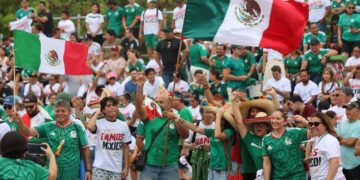 Festejan aficionados victoria de México en el Fut Fest de Cancún