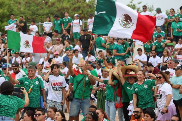 Festejan aficionados victoria de México en el Fut Fest de Cancún