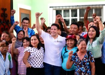Renán Sánchez Tajonar escucha y atiende a vecinos de Cozumel