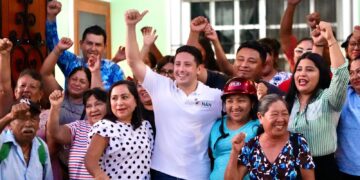 Renán Sánchez Tajonar escucha y atiende a vecinos de Cozumel
