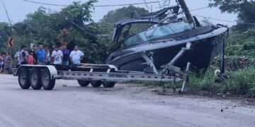 Derriba yate un poste de luz en El Cedral y deja la zona a oscuras