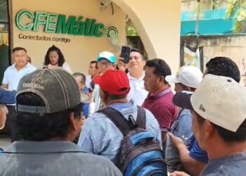 Protestan delegados de José María Morelos ante la CFE, por apagones de cuatro días