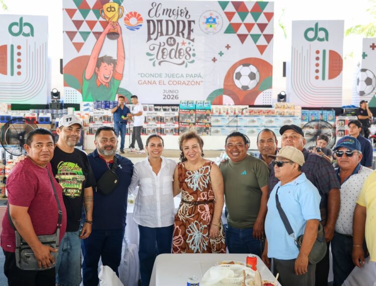 Festeja Ana Paty Peralta a padres de familia trabajadores del Ayuntamiento de BJ