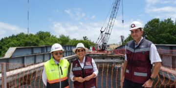 Recorre Mara Lezama reconstrucción del puente de Subteniente López, obra que avanza al 37%