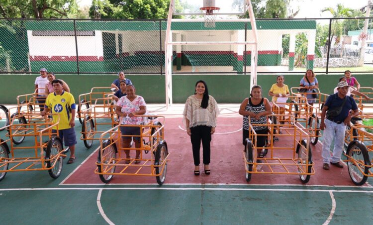 Entrega Blanca Merari triciclos de carga a familias de Leona Vicario para fortalecer su economía