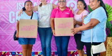Atenea entrega despensas del Programa “Isleña de Corazón”