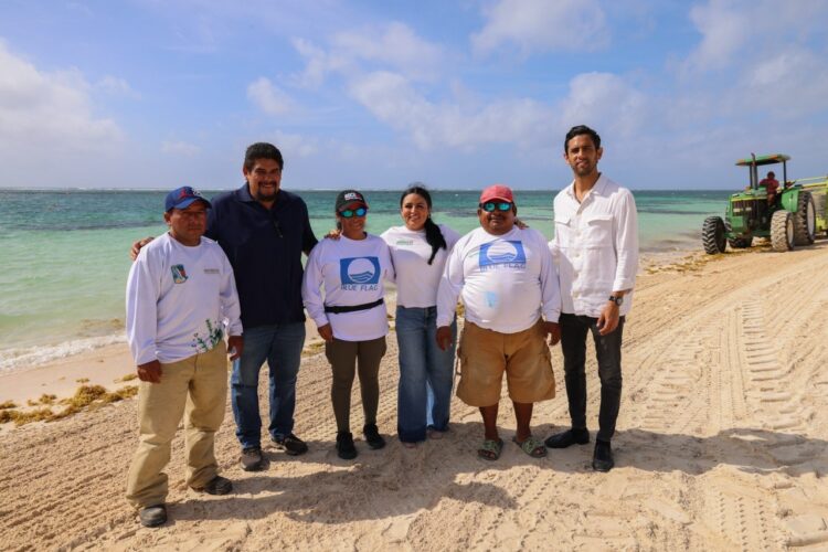 Mantiene Blanca Merari acciones permanentes para el combate al sargazo en playas de Puerto Morelos