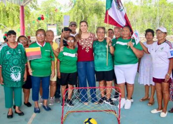 Atenea celebra con una convivencia futbolera a los papitos de la Casa del Adulto Mayor de Ciudad Mujeres