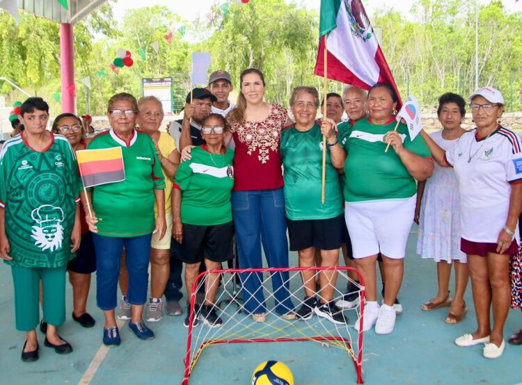 Atenea celebra con una convivencia futbolera a los papitos de la Casa del Adulto Mayor de Ciudad Mujeres
