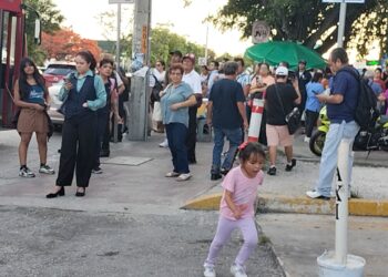 Sufren cancunenses por largas filas para el transporte público 