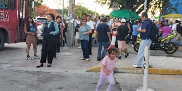 Sufren cancunenses por largas filas para el transporte público 
