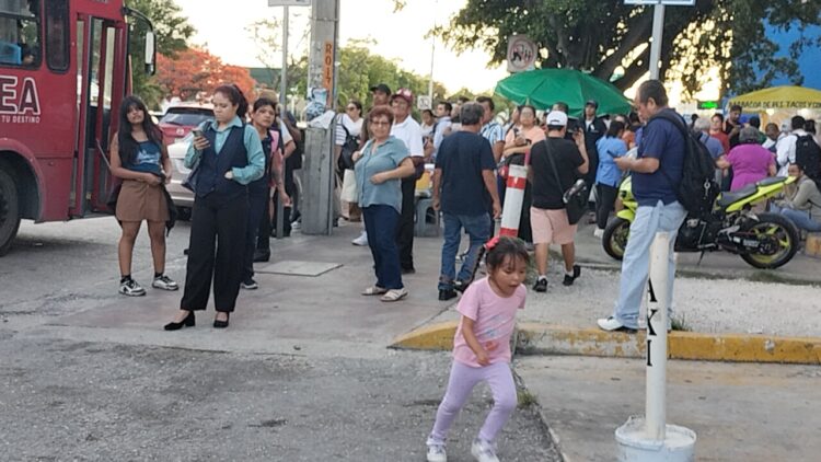 Sufren cancunenses por largas filas para el transporte público 