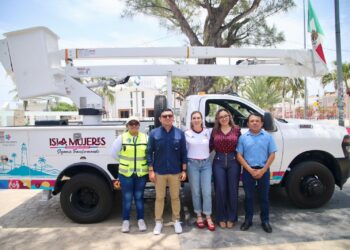 Gobierno Municipal entrega nueva grúa para fortalecer los servicios públicos en Isla Mujeres