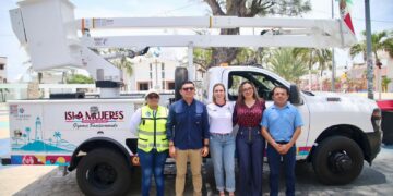 Gobierno Municipal entrega nueva grúa para fortalecer los servicios públicos en Isla Mujeres